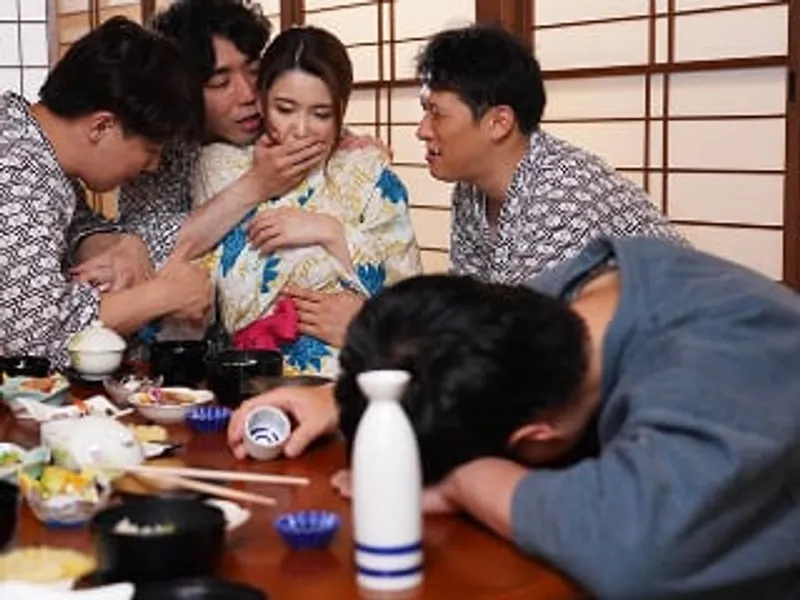 đưa người vợ đi suối nước nóng, anh xã không biết vợ yêu bị người khác đụ sấp mặt