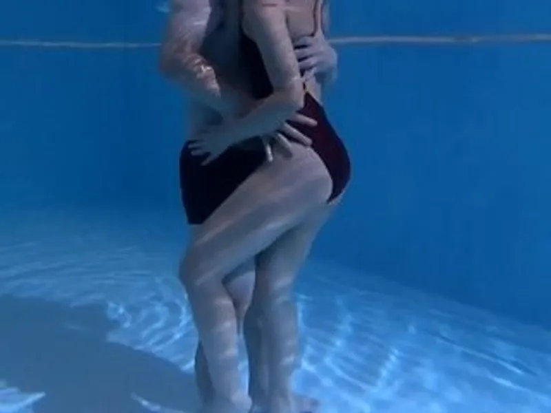 Gã chồng lạnh nhạt, vợ lén lút với hlv dạy bơi