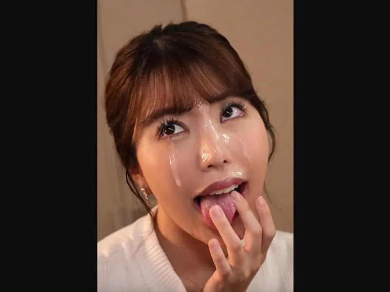 Nam sinh may mắn được cô giáo dâm dục liếm cu