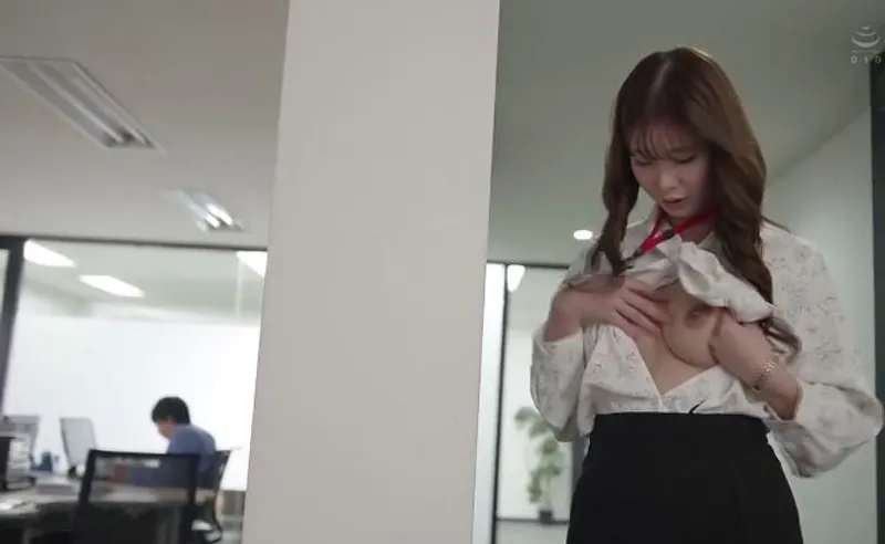 Bí ẩn đằng sau cô nhân viên giao diện nghiêm nghị hóa ra là "nữ thần dâm đãng" đích thực.